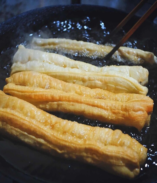 原來炸油條這麼簡單，無需泡打粉無需水也能制作油條，個個空心